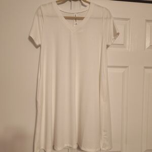 Zenana Outfitters Cream V-Neck Short Sleeve Tee Shirt Dress. Size Medium.
